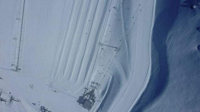 Vis&atilde;o a&eacute;rea do Parque Farellones captada do alto por um drone no Chile em 2022. 