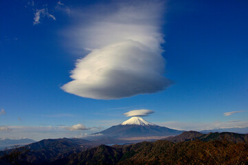 丹沢山地の菰釣山山頂より望む吊るし雲あらわる富士山
