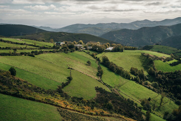 Obraz premium beautiful view of meadows and mountains at dawn north spain