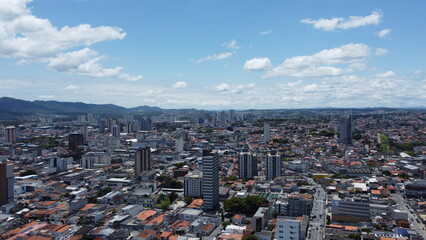 Vista de um drone da cidade de Mogi das Cruzes em SP no Brasil. 