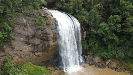 Fototapeta na wymiar Visão aérea de uma cachoeira 'queda d'água' no interior do estado de São Paulo captada do alto por um drone em 2023. 