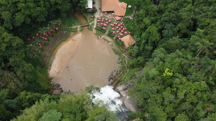 Visão aérea de uma cachoeira 'queda d'água' no interior do estado de São Paulo captada do alto...