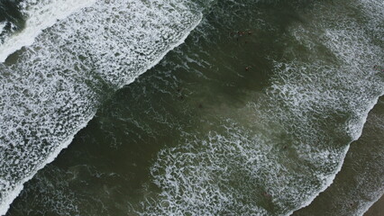 Visão aérea das ondas da praia de boracéia, bertioga, sp, brasil.