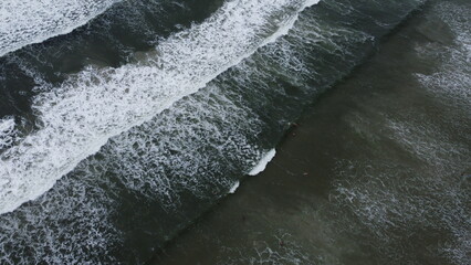 Visão aérea das ondas da praia de boracéia, bertioga, sp, brasil.