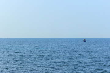 넓고 푸른 바다위에 홀로 외로이 떠 있는 고기잡이배 한척