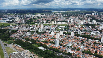 Fototapeta na wymiar Visão aérea da área residencial da cidade de São josé dos campos em São Paulo