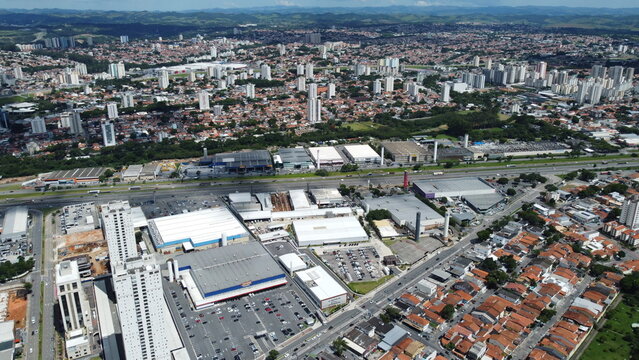 Regi&atilde;o industrial da cidade de S&atilde;o Jos&eacute; dos Campos, SP, Brasil.