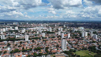 Fototapeta premium Cidade de São José dos Campos captada do alto por um drone em um dia de sol.