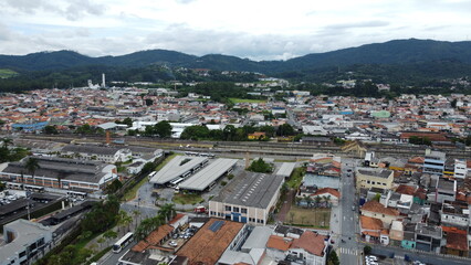 Fototapeta premium Visão aérea do centro urbano da cidade de Mogi das Cruzes, SP, Brasil, mostrando a paisagem urbana, ruas movimentadas e a arquitetura da cidade paulista
