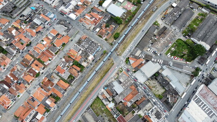 Visão aérea do trânsito da cidade de mogi das cruzes - sp - brasil captada do alto por um drone. 