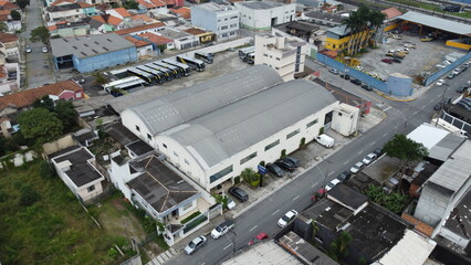 Vista aérea da cidade de Mogi das Cruzes, São Paulo, mostrando o centro urbano e o crescimento da cidade, com ruas e áreas residenciais, em uma imagem panorâmica