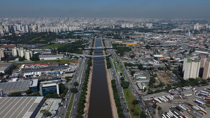 Visão aérea da marginal tietê em são paulo captada do alto por um drone. 