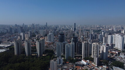 Visão aérea da cidade de São Paulo captada por um drone no alto do centro da cidade. 