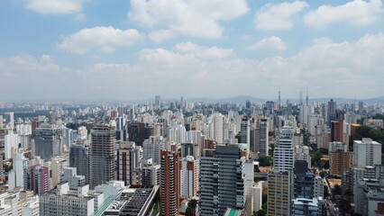 Visão aérea da cidade de São Paulo captada do alto entre os prédios por um drone em 2023. 