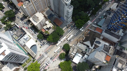 Visão aérea do trânsito da cidade de São Paulo captada do alto por um drone entre os prédios...