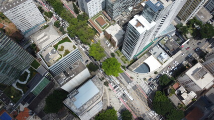 Paisagem urbana da cidade de São Paulo vista do alto por um drone entre os prédios em 2023. 