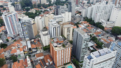 Vis&atilde;o a&eacute;rea da capital paulista captada do alto por um drone no meio dos pr&eacute;dios na cidade de S&atilde;o Paulo em 2023. 