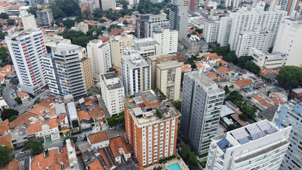 Visão aérea da capital paulista captada do alto por um drone no meio dos prédios na cidade de São Paulo em 2023. 