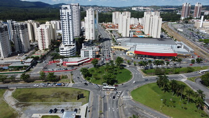 Visão aérea da cidade de Mogi das Cruzes - São Paulo captada do alto por um drone no centro da...