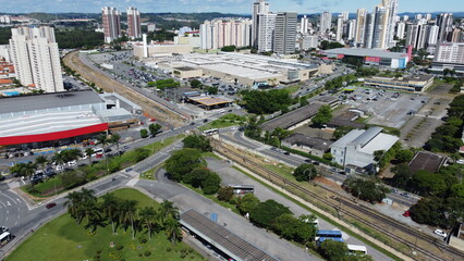 Visão aérea da cidade de Mogi das Cruzes - São Paulo captada do alto por um drone no centro da...