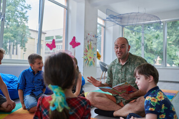 Obraz premium Reading time in an elementary school or kindergarten, a teacher reading a book to children in an elementary school or kindergarten. The concept of pre-school education. Selective focus