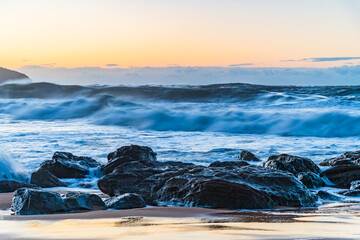 Obraz premium Sunrise and Waves - Surf's up at the seaside