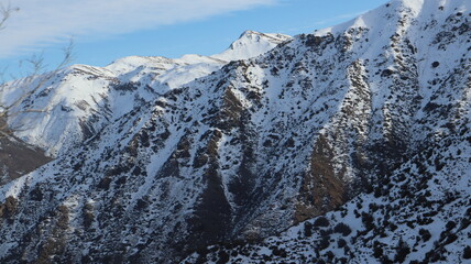 Vista deslumbrante da Cordilheira dos Andes, no Chile, com seus picos cobertos de neve e a natureza selvagem ao redor, oferecendo um cenário ideal para aventureiros © RNL Fotografia