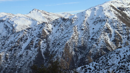 Vista deslumbrante da Cordilheira dos Andes, no Chile, com seus picos cobertos de neve e a natureza selvagem ao redor, oferecendo um cenário ideal para aventureiros © RNL Fotografia