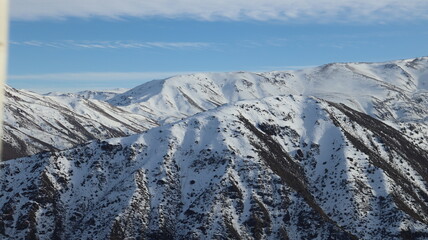 Vista deslumbrante da Cordilheira dos Andes, no Chile, com seus picos cobertos de neve e a natureza selvagem ao redor, oferecendo um cenário ideal para aventureiros © RNL Fotografia