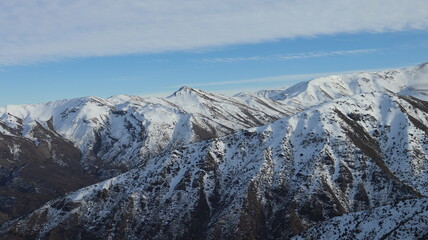 Montanhas das cordilheira dos andes no Chile coberta de neve em 2022.