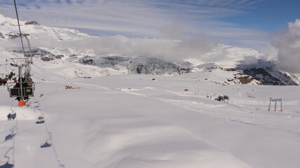 Vista panorâmica da Cordilheira dos Andes no Chile, coberta por neve. As montanhas imponentes contrastam com o céu azul e a paisagem intocada, transmitindo a grandiosidade natural © RNL Fotografia
