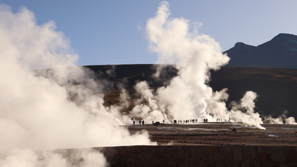 Paisagem do Geyser del Tatio no Chile próximo aos vapores termais. - obrazy, fototapety, plakaty