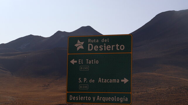 Estrada rota do deserto no Atacama, Chile. 
