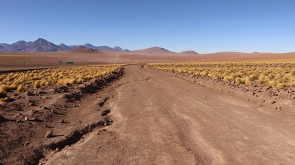 Rota do Deserto que atravessa o deserto do Atacama no Chile em um dia de sol de 2022. 