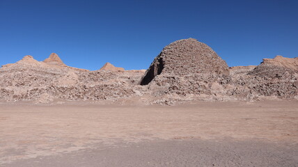 Paisagem do deserto do Atacama no Chile com visão das montanhas e formações rochosas. 