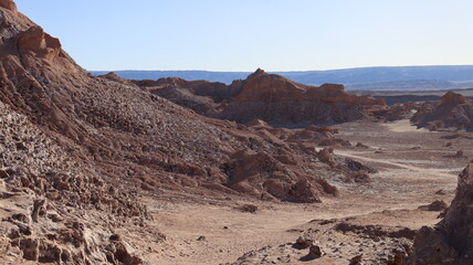 Fototapeta na wymiar Paisagem do deserto do Atacama no Chile com visão das montanhas e formações rochosas. 
