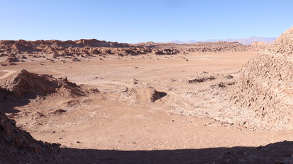 Paisagem do deserto do Atacama no Chile com visão das montanhas e formações rochosas. 