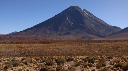 Fototapeta premium Montanha vulcanica no interior do deserto do atacama no Chile