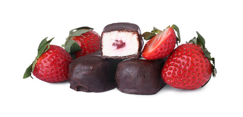 Fototapeta na wymiar Delicious glazed curd snacks and fresh strawberries isolated on white