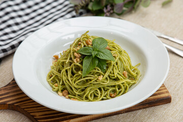 Prato de macarrão espaguete com molho vermelho, molho pesto, e molho de camarão, prato italiano, massa