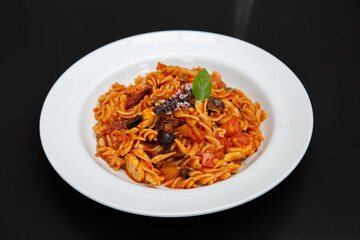 Prato de macarrão fusili típico itlaliano, pasta italiana com molho vermelhor