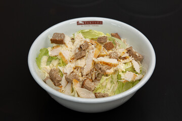 Bowl de salada colorido com pão torrado