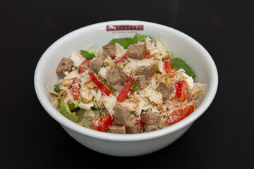 Bowl de salada colorido com pão torrado