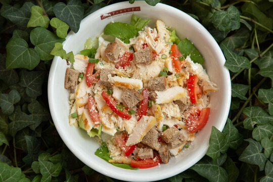 Bowl de salada colorido com p&atilde;o torrado