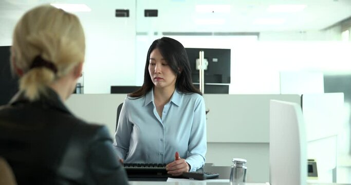 고객을 친절하게 응대하는 은행 직원