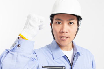 ガッツポーズの男性作業員