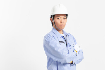 ヘルメットを被った男性作業員