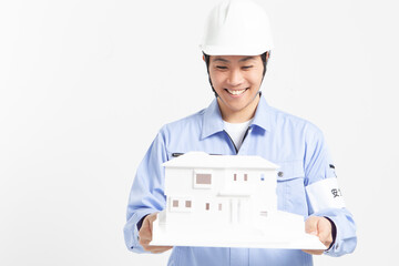 建築模型を持った男性作業員