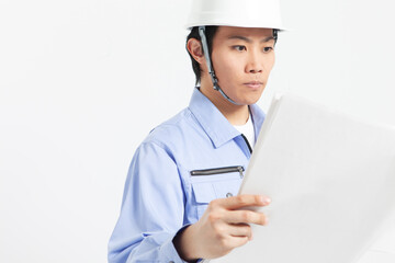 図面を持った男性作業員