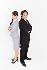 スーツ姿のビジネスウーマンとビジネスマン